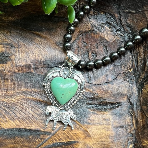 925 Sterling Silver Kingman Turquoise Heart Pendant Horse Floral Leaf Detail - Picture 7 of 13